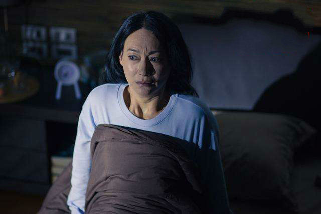女子出差，回家後連睡三天，婆婆生氣拉開她窗簾，看見窗外，蒙了