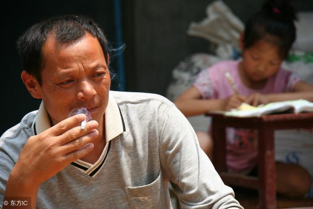 男子照顧朋友妻女十年，朋友女兒送給男子一份禮物，男子痛哭流涕