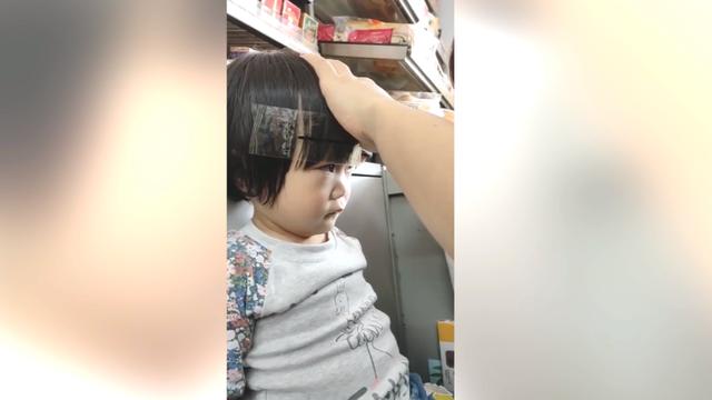 一位媽媽這樣給孩子剪齊劉海，實在太有才，網友：好辦法值得參考