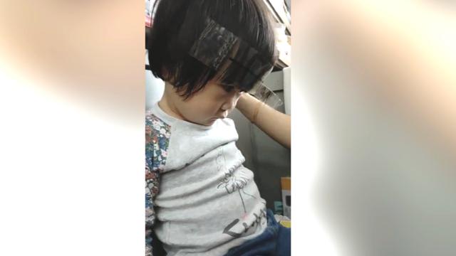 一位媽媽這樣給孩子剪齊劉海，實在太有才，網友：好辦法值得參考