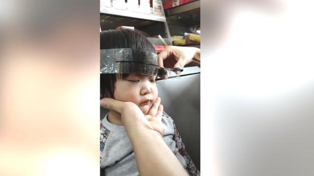 一位媽媽這樣給孩子剪齊劉海，實在太有才，網友：好辦法值得參考