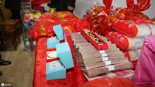 「阿姨，還有兩天就結婚了，你減彩禮是什麼意思」「不減別結婚」