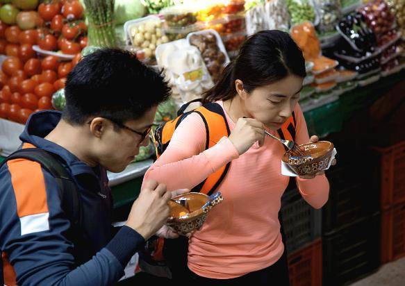 富二代霍啟剛：看了前任現狀，再看現任妻子，差距真是天差地別！