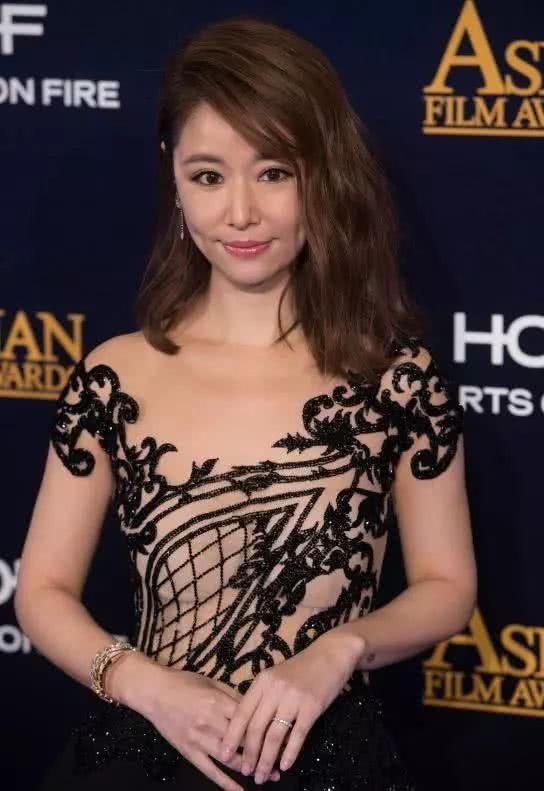 林心如參加活動，鏤空上衣穿了成這樣，網友：膽子也太大了吧！