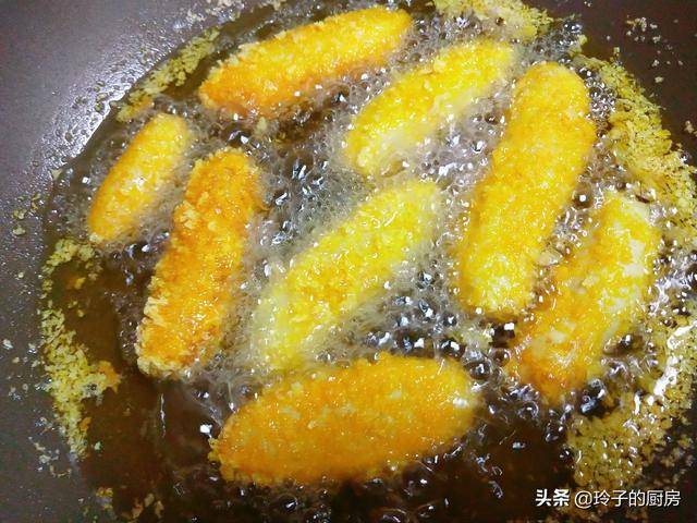 2根香蕉2個雞蛋教你做最好吃的香蕉酥，做多少吃多少，渣都不剩