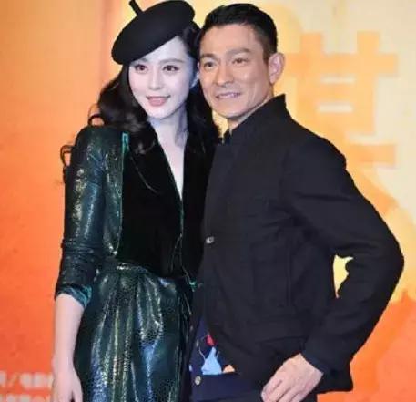 劉德華和誰合影都保持微笑，然而在她面前，天王直接丟棄偶像包袱