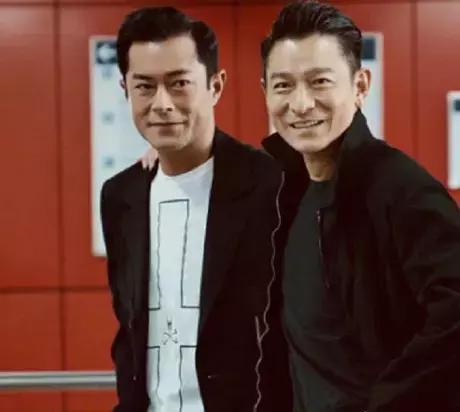 劉德華和誰合影都保持微笑，然而在她面前，天王直接丟棄偶像包袱