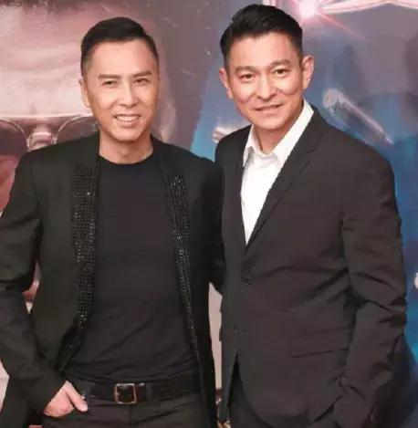 劉德華和誰合影都保持微笑，然而在她面前，天王直接丟棄偶像包袱
