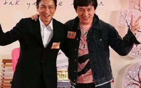 劉德華和誰合影都保持微笑，然而在她面前，天王直接丟棄偶像包袱