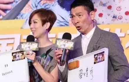 劉德華和誰合影都保持微笑，然而在她面前，天王直接丟棄偶像包袱