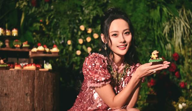 不被婆婆認可，但依然被老公寵成公主，如今每年零花錢高達2億！