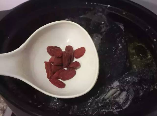煲雞湯要不要焯水？第一步就錯了，難怪煲出來的雞湯不香不好喝