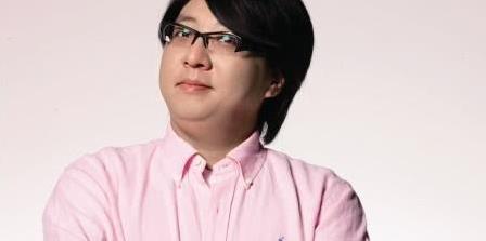 資深音樂人袁惟仁，腦溢血昏迷急診被送醫… 又發現有腦瘤，近照曝光身顯得消瘦，癱坐輪椅動作遲鈍！ 