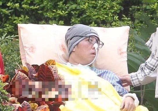 資深音樂人袁惟仁，腦溢血昏迷急診被送醫… 又發現有腦瘤，近照曝光身顯得消瘦，癱坐輪椅動作遲鈍！ 