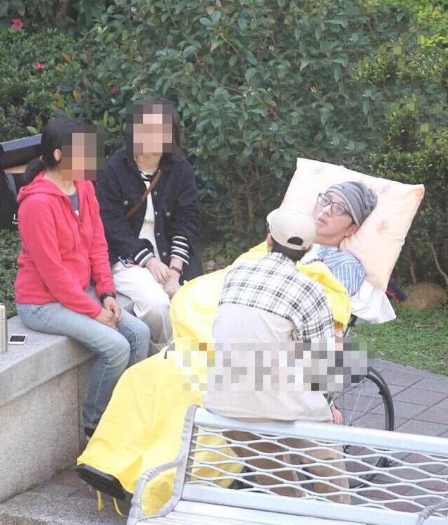 資深音樂人袁惟仁，腦溢血昏迷急診被送醫… 又發現有腦瘤，近照曝光身顯得消瘦，癱坐輪椅動作遲鈍！ 
