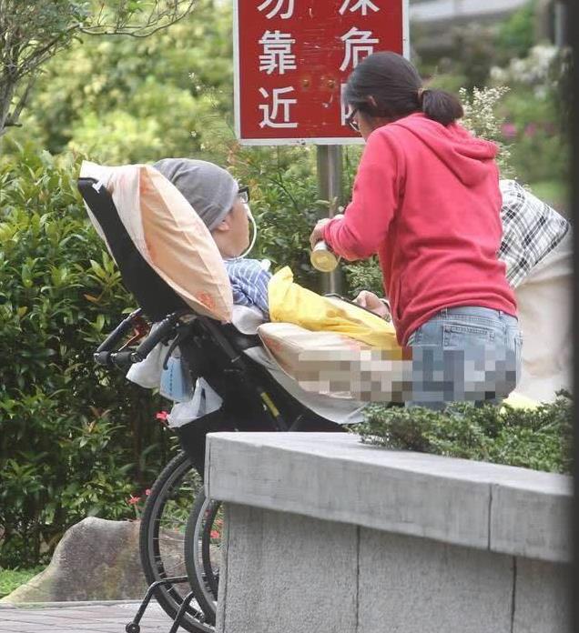 資深音樂人袁惟仁，腦溢血昏迷急診被送醫… 又發現有腦瘤，近照曝光身顯得消瘦，癱坐輪椅動作遲鈍！ 