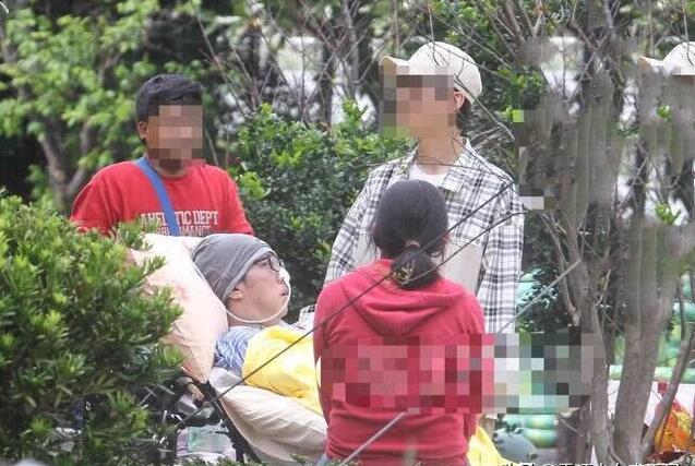 資深音樂人袁惟仁，腦溢血昏迷急診被送醫… 又發現有腦瘤，近照曝光身顯得消瘦，癱坐輪椅動作遲鈍！ 