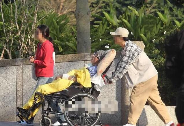 資深音樂人袁惟仁，腦溢血昏迷急診被送醫… 又發現有腦瘤，近照曝光身顯得消瘦，癱坐輪椅動作遲鈍！ 
