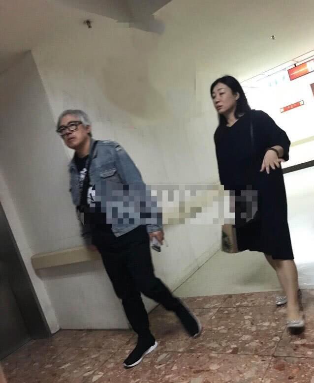 資深音樂人袁惟仁，腦溢血昏迷急診被送醫… 又發現有腦瘤，近照曝光身顯得消瘦，癱坐輪椅動作遲鈍！ 