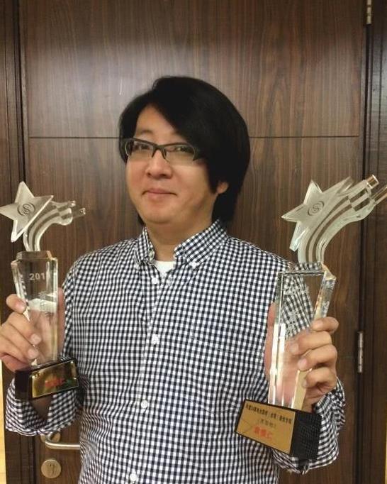 資深音樂人袁惟仁，腦溢血昏迷急診被送醫… 又發現有腦瘤，近照曝光身顯得消瘦，癱坐輪椅動作遲鈍！ 