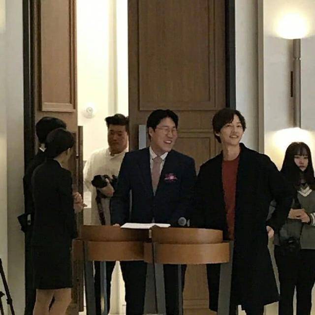 (宋仲基憔悴現身好友婚禮，未戴婚戒臉頰凹陷男神顏值不再~