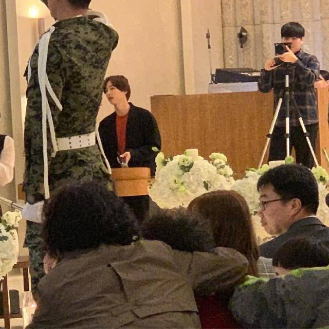 (宋仲基憔悴現身好友婚禮，未戴婚戒臉頰凹陷男神顏值不再~