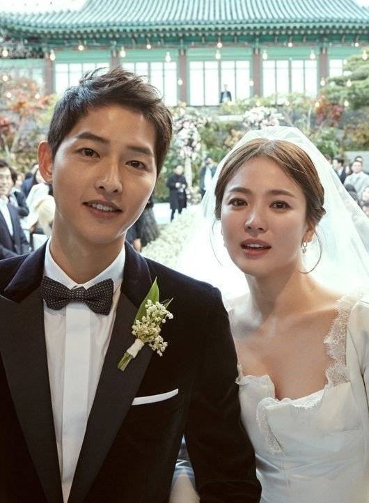 宋仲基憔悴現身好友婚禮，未戴婚戒臉頰凹陷男神顏值不再~