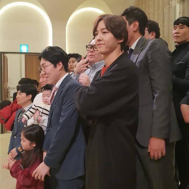 宋仲基憔悴現身好友婚禮，未戴婚戒臉頰凹陷男神顏值不再~