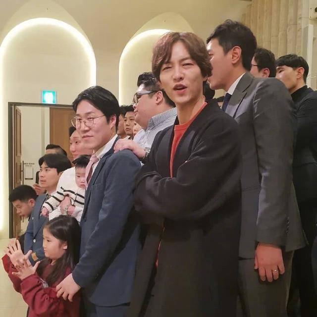 宋仲基憔悴現身好友婚禮，未戴婚戒臉頰凹陷男神顏值不再~