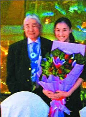 張柏芝78歲乾爹曝光：曾幫她渡難關，還刻印章向她深情表白