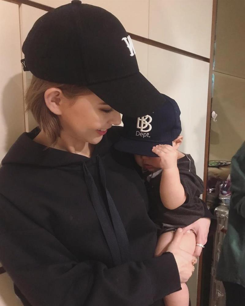 周傑倫驚喜曬出「1歲兒子正面照」，低頭看影片Q炸，仔細一看「手機螢幕大亮點」粉絲笑翻：親生的沒錯