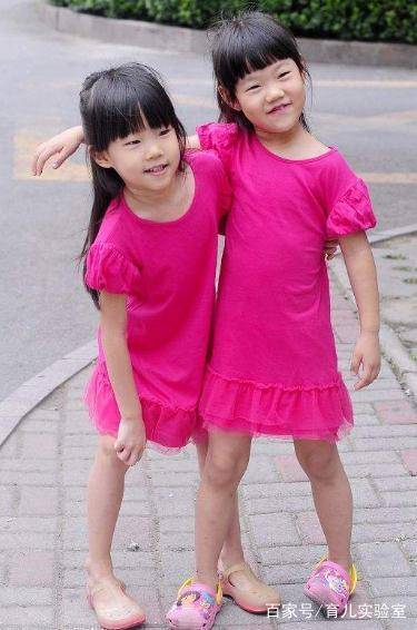 爸爸姓「黃」，給雙胞胎女兒取這名....幼稚園老師點名時，全班人都站了起來！
