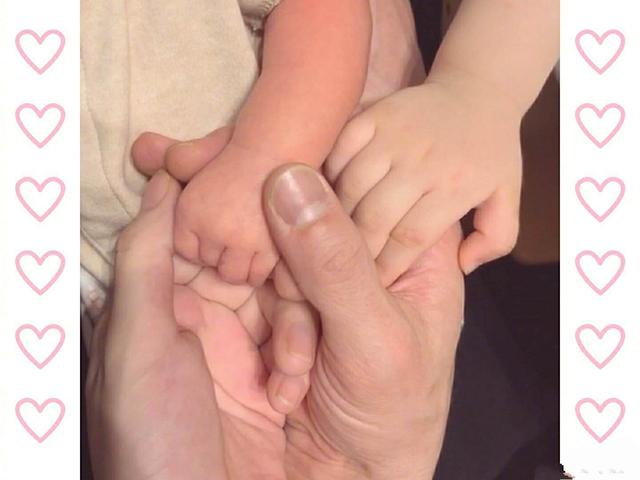 郭富城喜迎二胎，激動曬一家四口牽手照，配色透露寶寶性別，名字十分接地氣