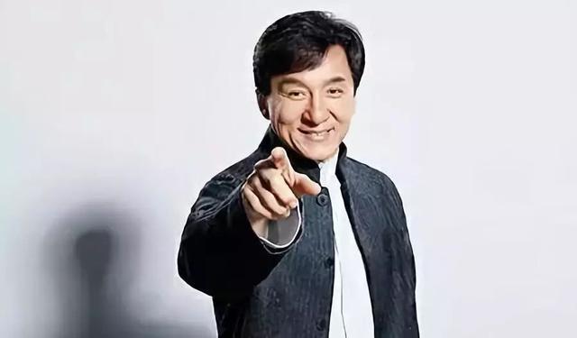 成龍回安徽老家探親，兩個哥哥家境貧寒，成龍的做法卻讓人意外！