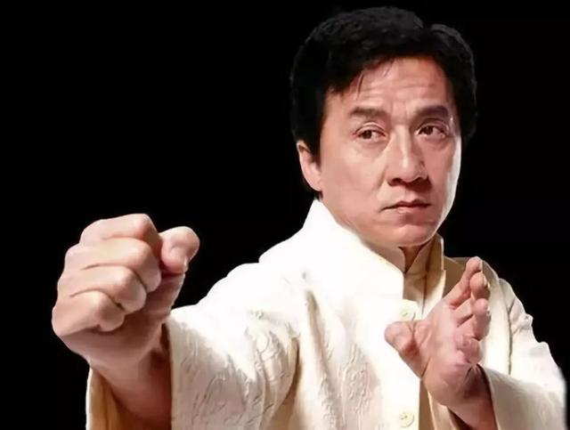 成龍回安徽老家探親，兩個哥哥家境貧寒，成龍的做法卻讓人意外！