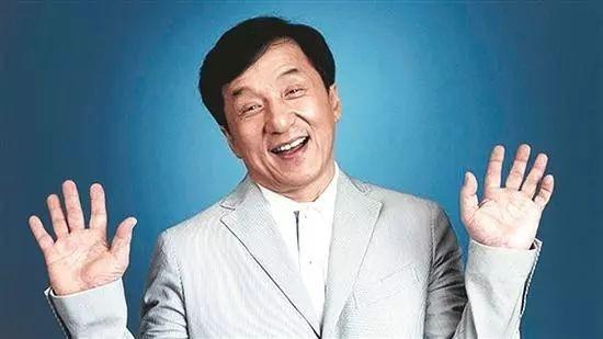 成龍回安徽老家探親，兩個哥哥家境貧寒，成龍的做法卻讓人意外！