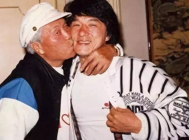 成龍回安徽老家探親，兩個哥哥家境貧寒，成龍的做法卻讓人意外！