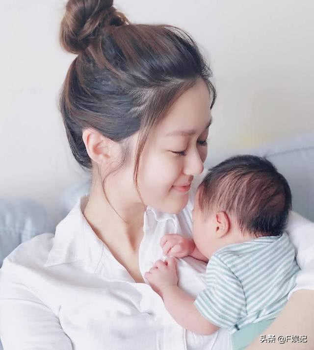 岑麗香幫兒子慶祝滿月，搞笑稱兒子的「哭聲像恐龍」！
