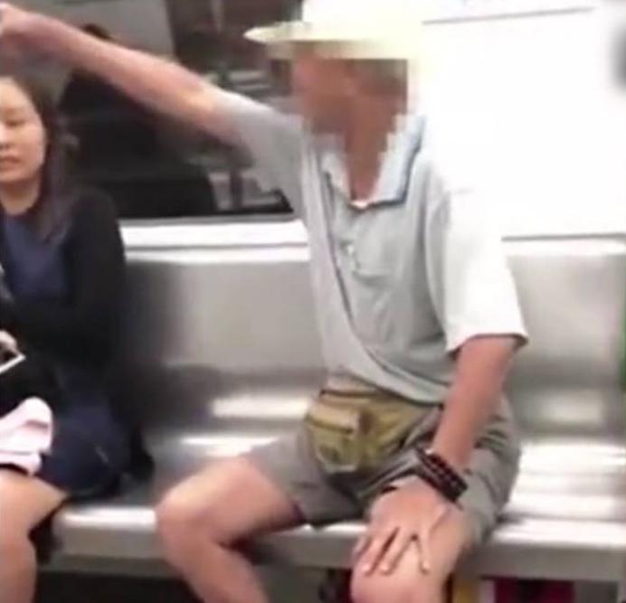 少年仔滑手機「看到輪椅大叔」連頭都沒抬　車子發動後「他默默伸手」網友感動：沉默的愛在人間