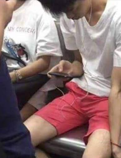 少年仔滑手機「看到輪椅大叔」連頭都沒抬　車子發動後「他默默伸手」網友感動：沉默的愛在人間