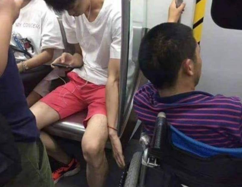 少年仔滑手機「看到輪椅大叔」連頭都沒抬　車子發動後「他默默伸手」網友感動：沉默的愛在人間