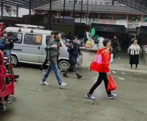 何炅路透照流出，老態龍鍾再不是不老容顏，本尊今日硬氣回應！