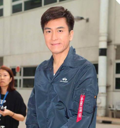 網民揭許志安與黃心穎疑暗交兩年，女方曾發文稱呼男方為兄弟!