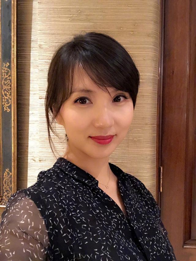 陳好終於現身，襯衣長褲扎馬尾氣質優雅太減齡，素顏哪像39歲！