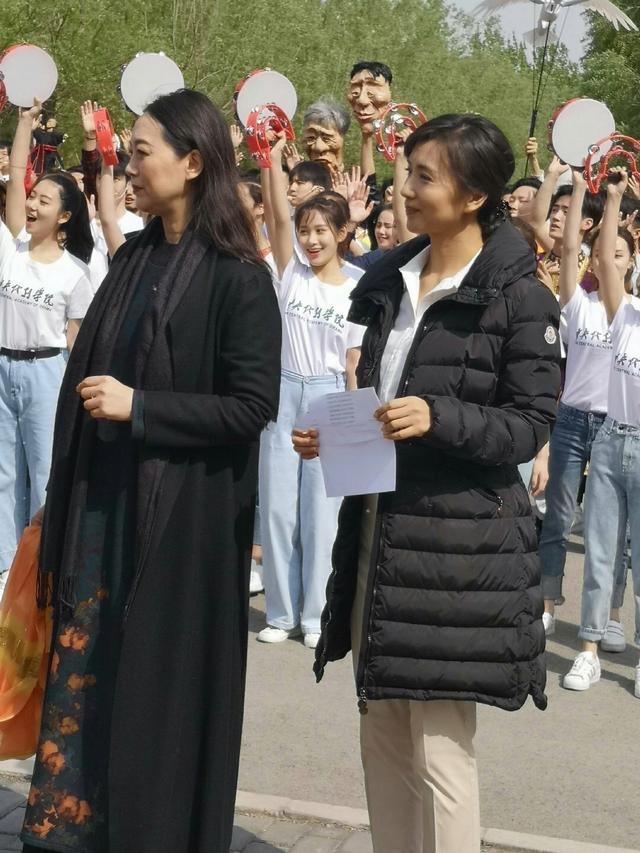 陳好終於現身，襯衣長褲扎馬尾氣質優雅太減齡，素顏哪像39歲！