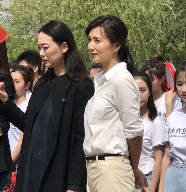 陳好終於現身，襯衣長褲扎馬尾氣質優雅太減齡，素顏哪像39歲！