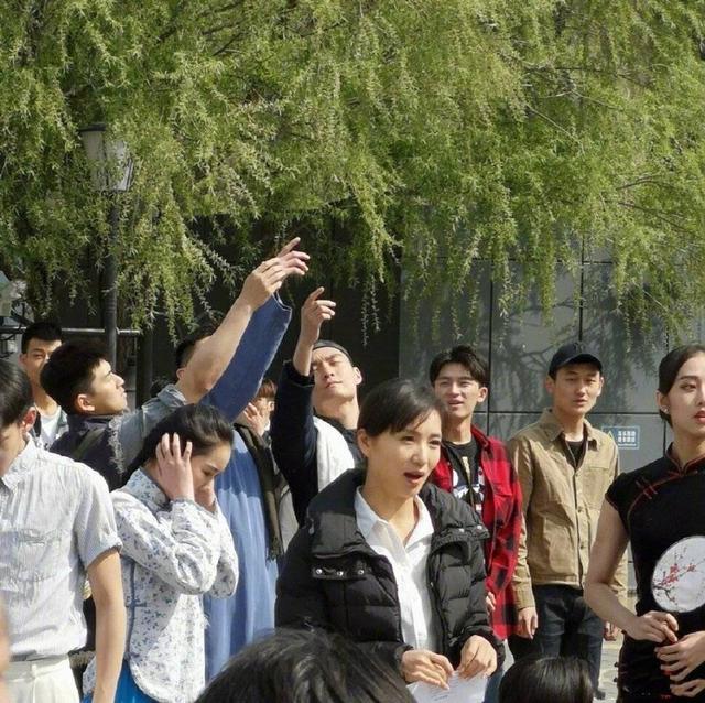 陳好終於現身，襯衣長褲扎馬尾氣質優雅太減齡，素顏哪像39歲！