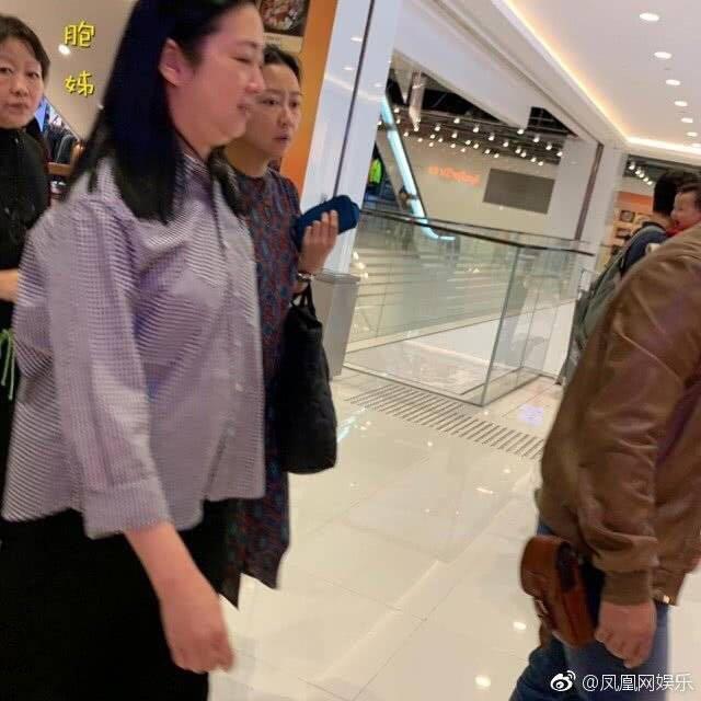 劉德華老婆朱麗倩現身女兒校運會，發福成球完全不敢看