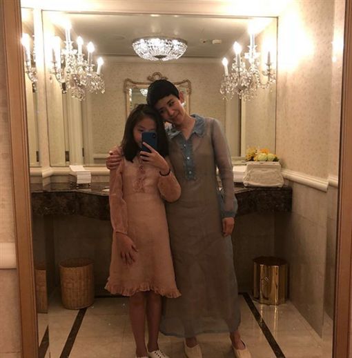 吳君如愛女轉眼已是亭亭玉立了！曬出慶生母女合照，女兒長相清秀，有氣質！