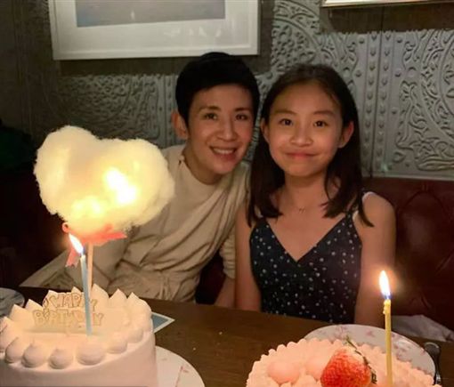 吳君如愛女轉眼已是亭亭玉立了！曬出慶生母女合照，女兒長相清秀，有氣質！